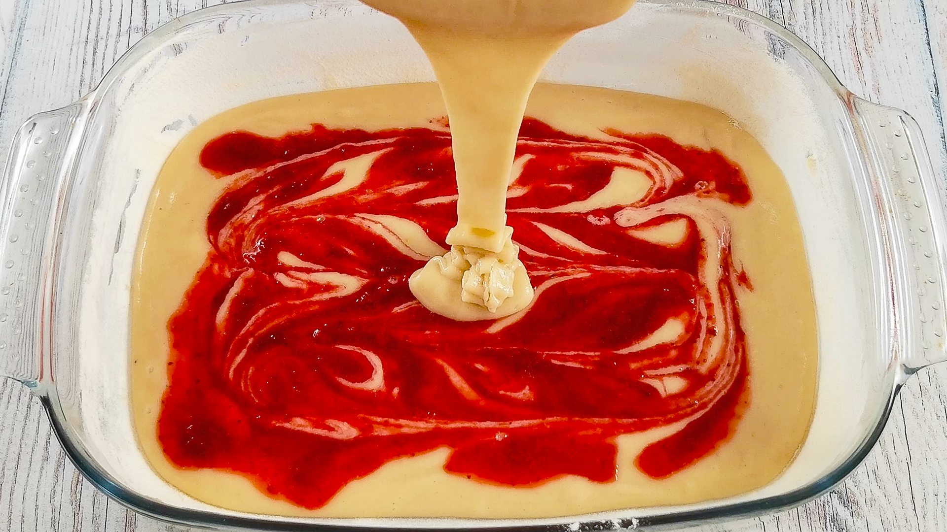 Вкусный и простой в приготовлении пирог с клубникой. Нежный, тает во рту смотреть онлайн