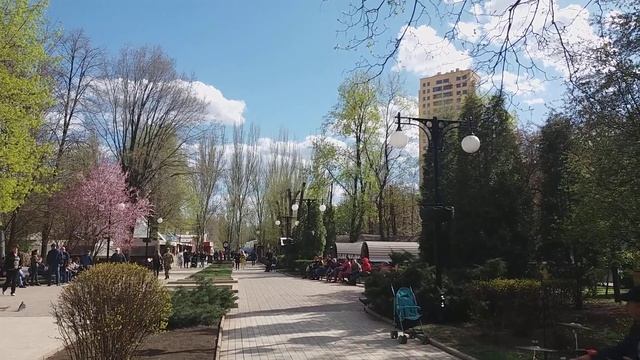 Уличные музыканты в Донецке исполняют Стинга смотреть онлайн
