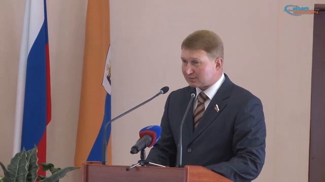 2012 08 23 Алексей Канаев вручает благодарственное письмо