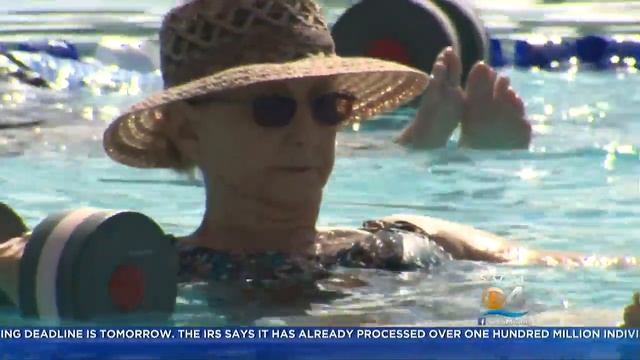 Water Aerobics Keeps Seniors Moving & Provides Therapeutic Benefits смотреть онлайн