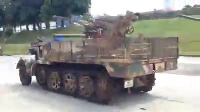 3.7cm Flak 36/37/43 auf Selbstfahrlafette Sd.Kfz.7/2 - Running condition at Bastogne Barracks смотреть онлайн