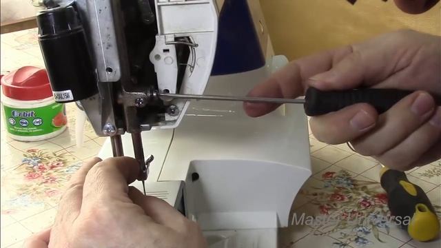 Иголка бьёт в игольную пластину. Как отрегулировать. Видео № 304. смотреть онлайн