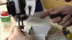 Иголка бьёт в игольную пластину. Как отрегулировать. Видео № 304.