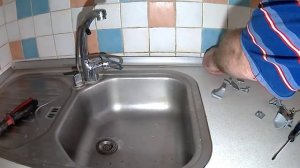 Как установить алюминиевые плинтуса на столешницу? Сложно ли это сделать?