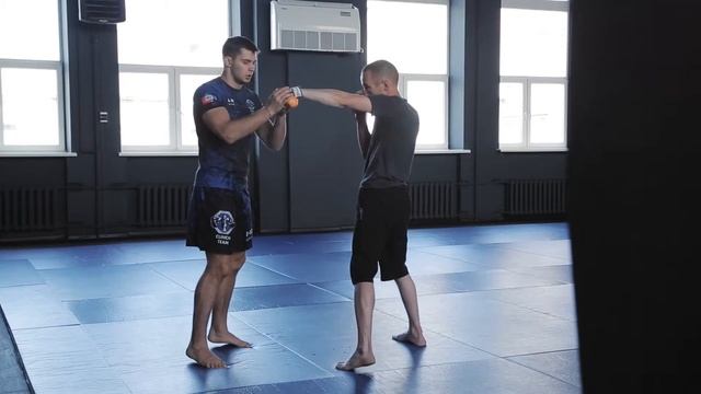 Макс Выгузов - тренер по тайскому боксу смотреть онлайн