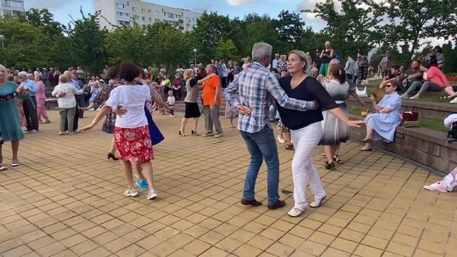 Танцующий Солигорск. Танцы в парке по воскресеньям. смотреть онлайн
