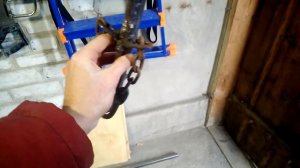 как поднять машину за колесо домкратом