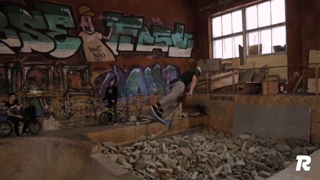 Как сделать бэкфлип на самокате (How to Backflip on a Scooter) смотреть онлайн