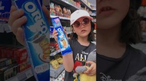 Маленькая Алиса идет в магазин за вкусняшками