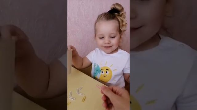 Развивашки своими руками. Мелкая моторика. Игра со скрепками смотреть онлайн