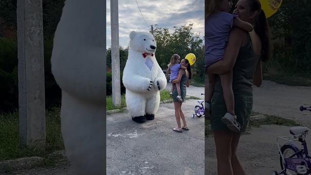 Мишка Умка спешит на день рождение, чтобы подарить велосипед #деньрождения #белыймишка #мишкаумка смотреть онлайн