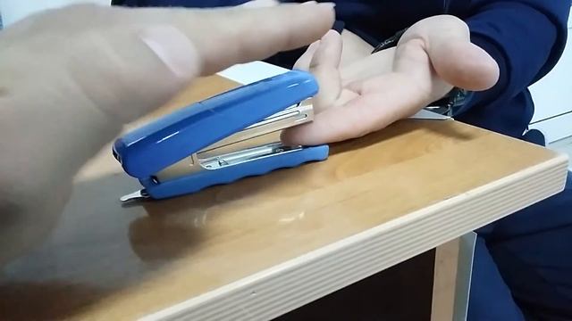Пробил палец степлером 1 серия... смотреть онлайн