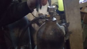 Как правильно перелить смесь Ar+Co2 из большого баллона в маленький.