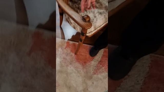 Кресло в шкуре и со странным подлокотником? смотреть онлайн
