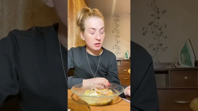 Мукбанг: грибной суп и котлеты. Вопрос - ответ.