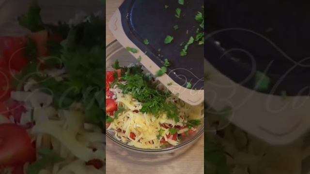 Салат с баклажанами, помидорами и сыром – быстро и вкусно! Количество ингредиентов - по вкусу. смотреть онлайн