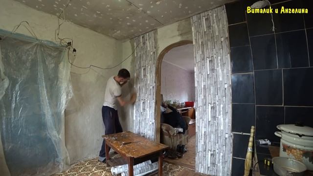 ПОКЛЕИЛИ ОБОИ НА КУХНЕ / РЕМОНТ КУХНИ смотреть онлайн