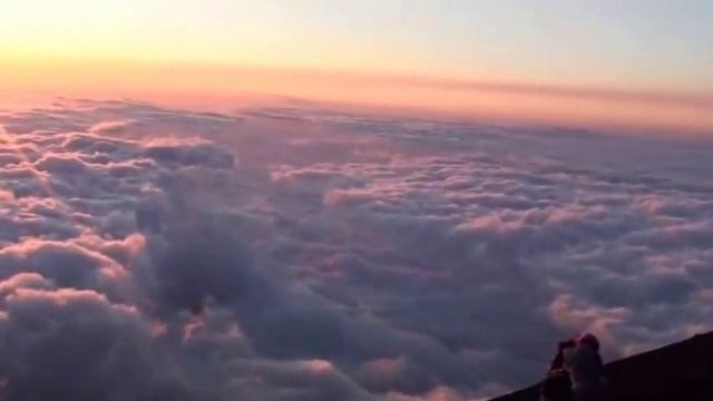 Япония. Ночное восхождение и восход солнца на священной горе Фудзи-Сан. смотреть онлайн