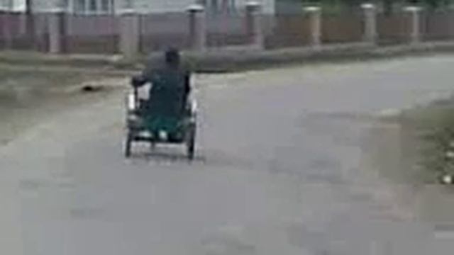 дядя в коляске мчится по дороге смотреть онлайн