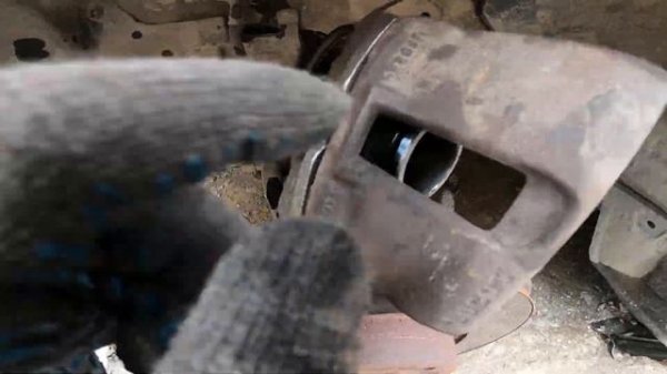 ? Как поменять передний суппорт на Renault Logan