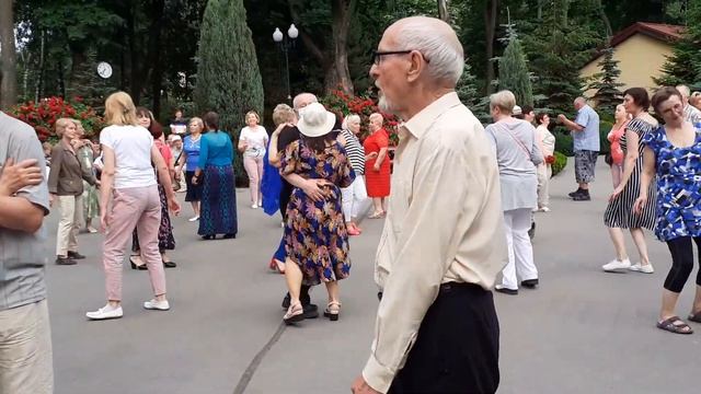 Я больше не прошу и мне не надо много!??/Танцы в парке Горького Харьков июнь 2021 смотреть онлайн