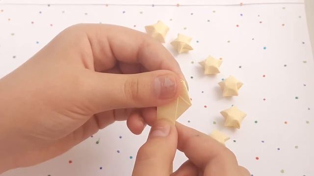 ОРИГАМИ ЗВЁЗДОЧКИ СЧАСТЬЯ / ИЗ ОДНОЙ ПОЛОСКИ БУМАГИ. смотреть онлайн