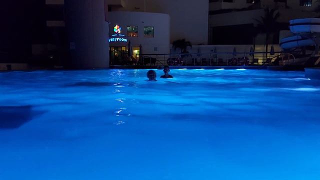 Купаемся вечером после экскурсии. смотреть онлайн