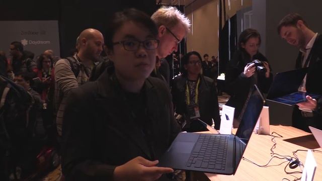 Asus ZenBook 3 Deluxe UX490 Laptop: Bigger Screen & More Ports #CES2017 смотреть онлайн