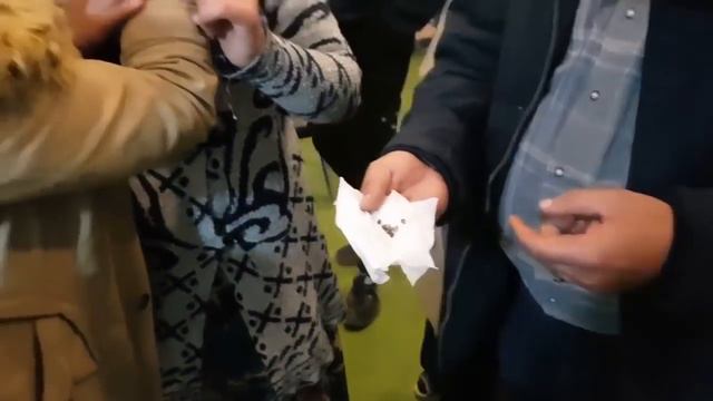У этой девушки удивительные камушки место слезинок смотреть онлайн