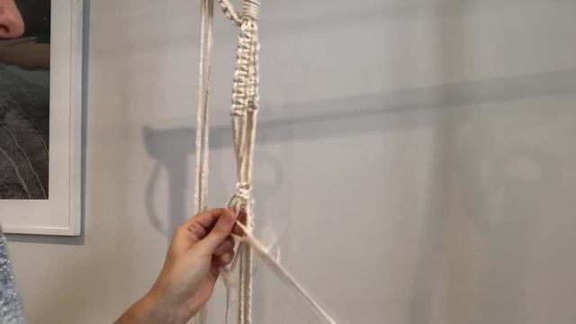 How To: Macrame Plant Hanger Tutorial (gathering knot + adding beads) смотреть онлайн