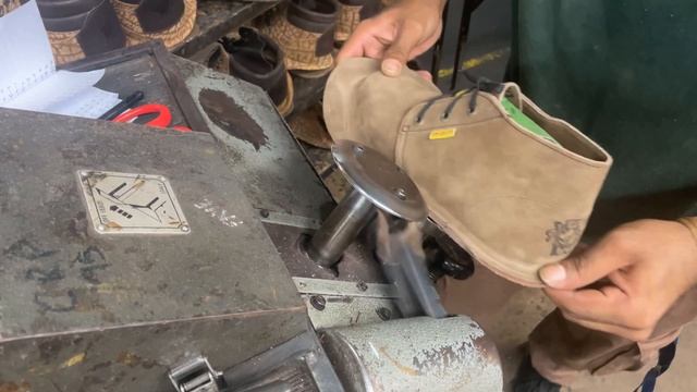 How Chukka boots are made! // Jim Green Vellie смотреть онлайн