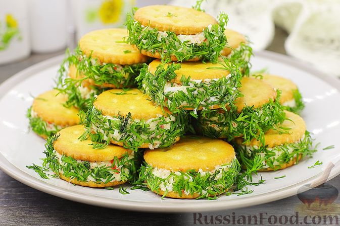 Миниатюрные бутербродики. 
СЭНДВИЧИ ИЗ КРЕКЕРОВ С КРАБОВЫМИ ПАЛОЧКАМИ И СЫРОМ