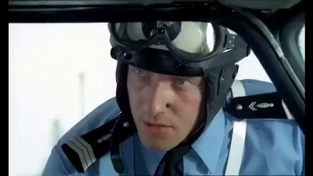 Луи де Фюнес - дразнит  полицейских