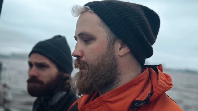 К рыбацкой лодке прибился гроб. Когда моряки достали и решили открыть, то чуть не посинели от шока! смотреть онлайн