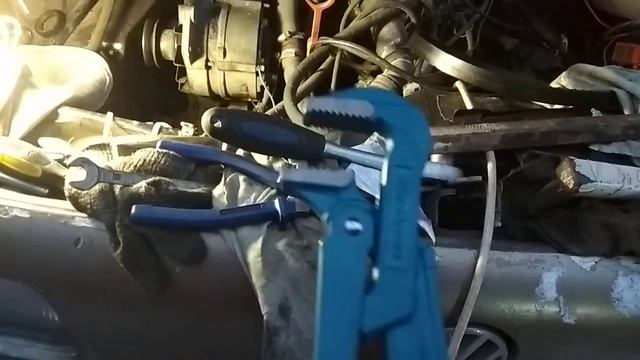 Пассат Б3 потекло масло в районе ремня грм , замена сальника распредвала и промежуточного вала . смотреть онлайн