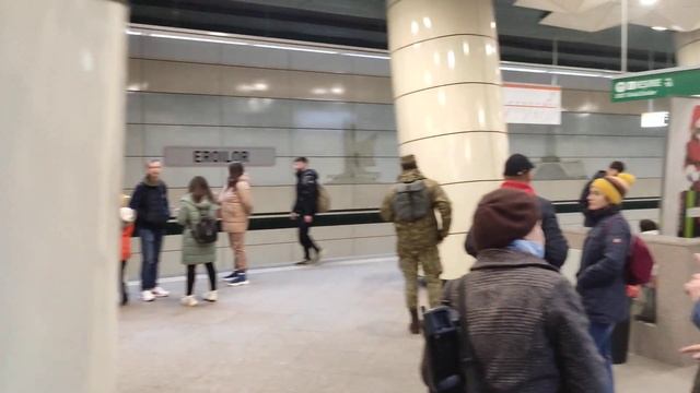 Бухарест, совсем новенькая станция метро Eroilor на линии М5. смотреть онлайн