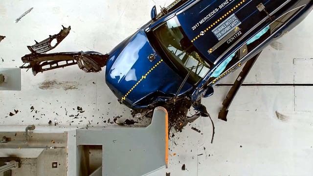 SAFETY : 2017 MERCEDES-BENZ GLC l Small overlap crash test смотреть онлайн