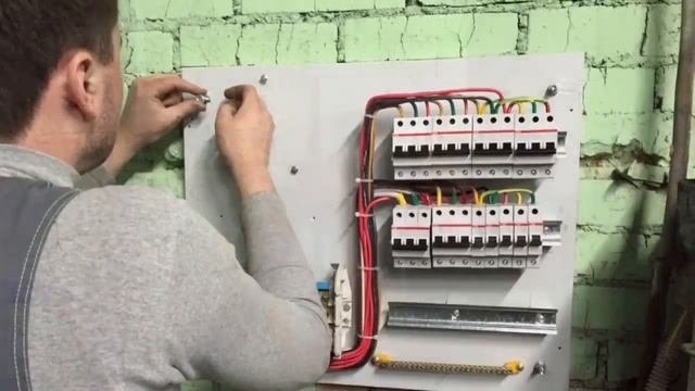 Сборка электрощита и подключение бесперебойного источника питания ИБП смотреть онлайн