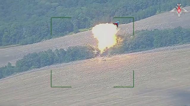 На кадрах – уничтожение реактивной системы залпового огня M270 MLRS в Сумской области смотреть онлайн
