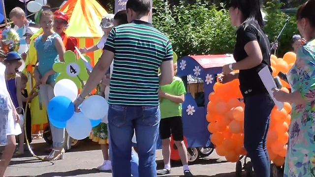 Парад колясок. Конкурс украшенных колясок. смотреть онлайн