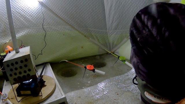 Ловля Карася Зимой ,Рыбалка в Челябинске на Уелгах с ночевой ,Карась клюет как сумасшедший. смотреть онлайн