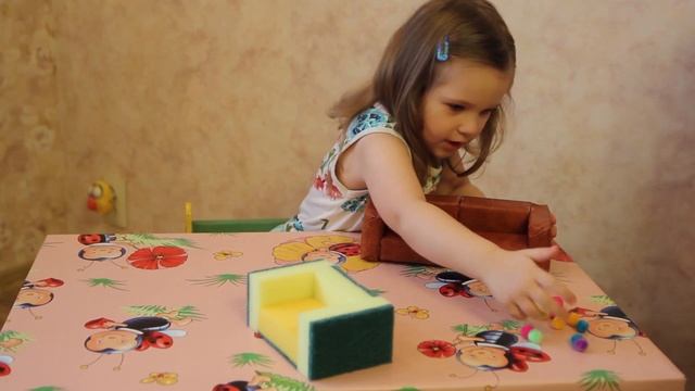 ДИВАН ИЗ ГУБОК. Детские поделки. Видео для детей. смотреть онлайн