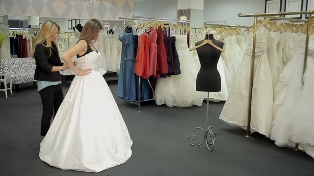 How to Put on a Wedding Dress or a Stock Bridal Gown : How to Dress for a Wedding смотреть онлайн