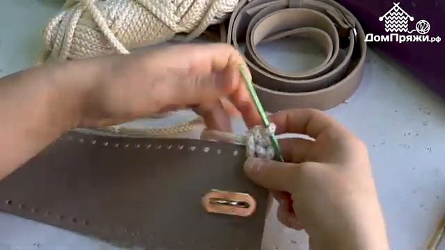 Круглая сумка из шнура и кожаной фурнитуры. Вяжем крючком с ДомПряжи.рф смотреть онлайн