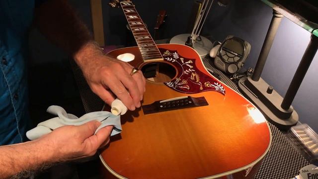 Changing Strings on a Gibson Hummingbird 12 String смотреть онлайн