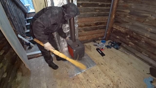 Snow. A dugout in a wild forest. Installed the door frame. Assembled the base for the bunk. смотреть онлайн