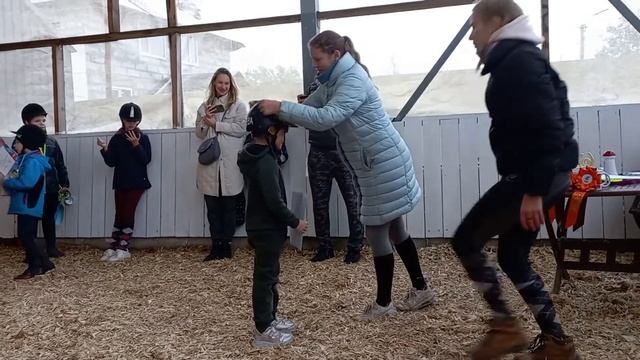 Небольшой видеоотчет с соревнований по вольтижировке для начинающих всадников. смотреть онлайн