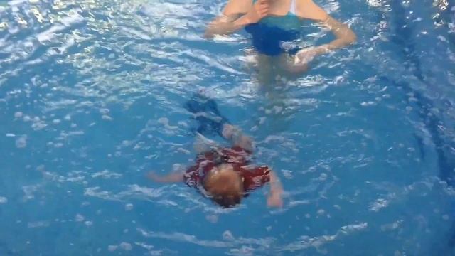 Плавание грудничков - Плаваем и ныряем в ластах в 11 месяцев смотреть онлайн