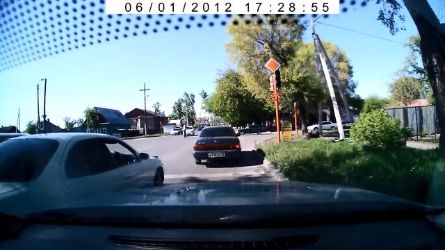 Белая Тойота нарушает ПДД 8.4 и 8.1.Абакан.01.06.2012 смотреть онлайн