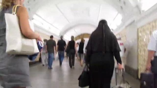 Пешеходы в переходе, не одетые по моде (метро-Москва) смотреть онлайн
